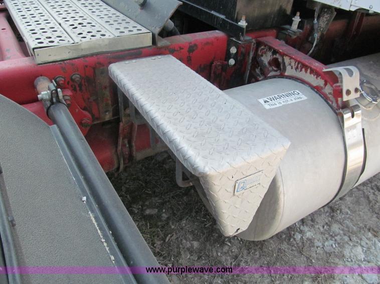 image for item E5967 1999 Freightliner Classic XL semi truck