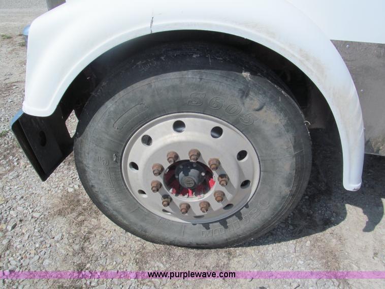 image for item E5967 1999 Freightliner Classic XL semi truck