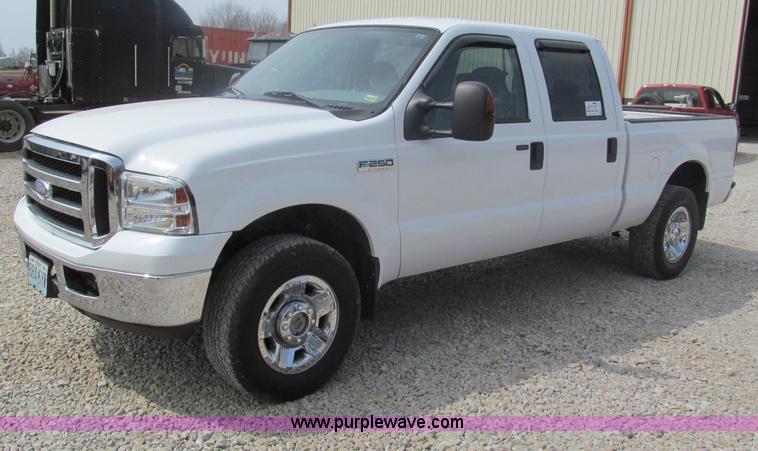 image for item E5972 2006 Ford F250 Super Duty XLT Crew Cab pickup truck