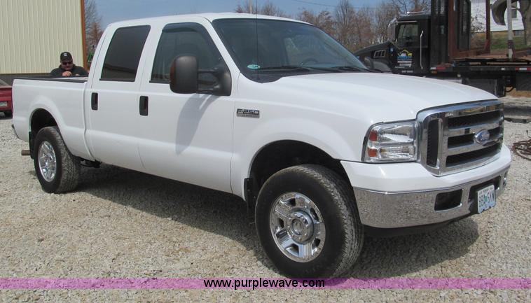 image for item E5972 2006 Ford F250 Super Duty XLT Crew Cab pickup truck