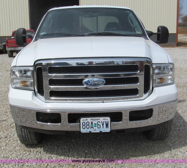 image for item E5972 2006 Ford F250 Super Duty XLT Crew Cab pickup truck