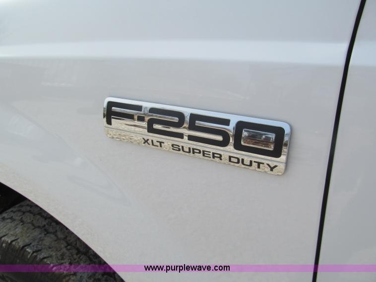 image for item E5972 2006 Ford F250 Super Duty XLT Crew Cab pickup truck