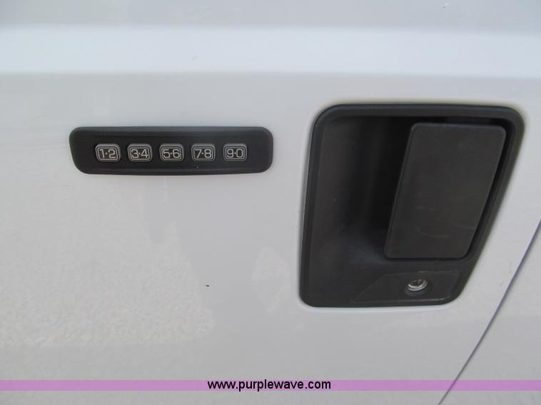 image for item E5972 2006 Ford F250 Super Duty XLT Crew Cab pickup truck