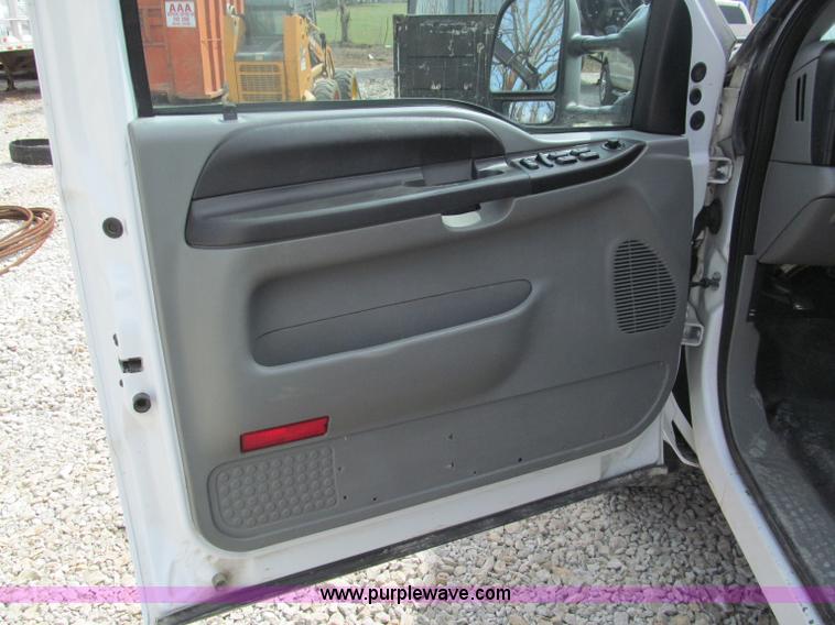 image for item E5972 2006 Ford F250 Super Duty XLT Crew Cab pickup truck