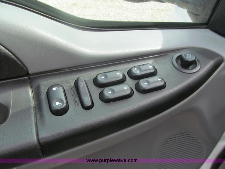 image for item E5972 2006 Ford F250 Super Duty XLT Crew Cab pickup truck