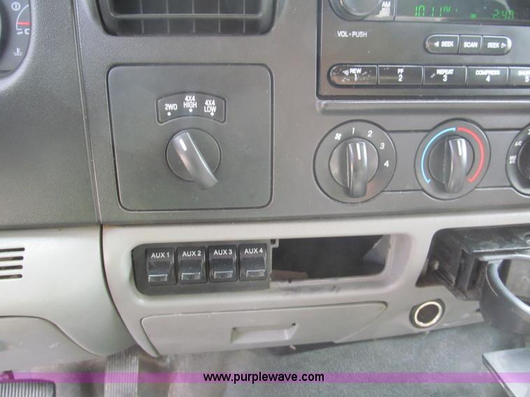 image for item E5972 2006 Ford F250 Super Duty XLT Crew Cab pickup truck