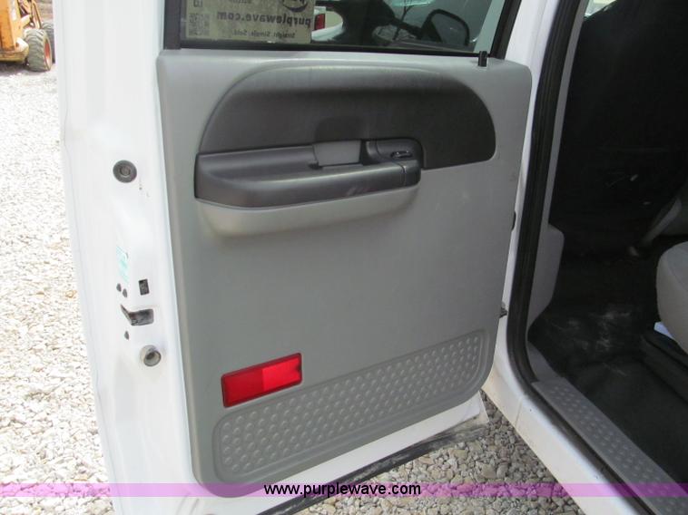 image for item E5972 2006 Ford F250 Super Duty XLT Crew Cab pickup truck