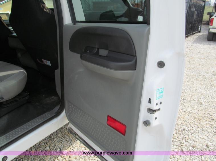 image for item E5972 2006 Ford F250 Super Duty XLT Crew Cab pickup truck