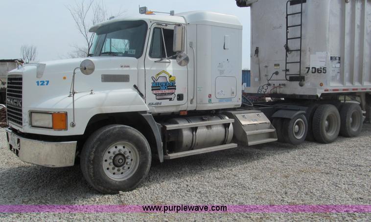 image for item E5979 1997 Mack CH613 semi truck