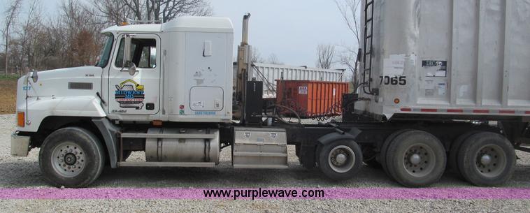 image for item E5979 1997 Mack CH613 semi truck