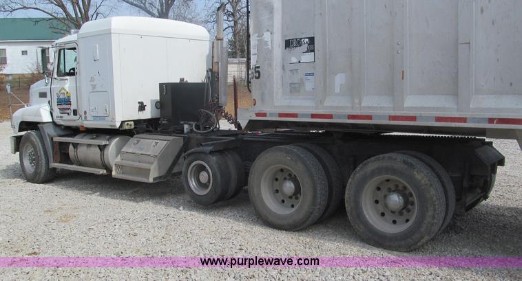 image for item E5979 1997 Mack CH613 semi truck