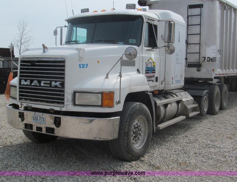 image for item E5979 1997 Mack CH613 semi truck