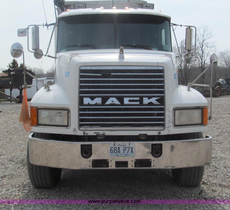 image for item E5979 1997 Mack CH613 semi truck