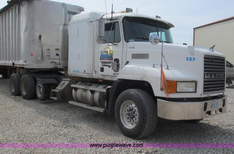 image for item E5979 1997 Mack CH613 semi truck