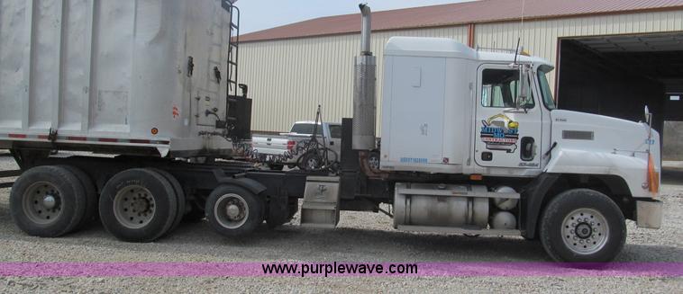 image for item E5979 1997 Mack CH613 semi truck