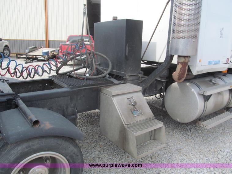 image for item E5979 1997 Mack CH613 semi truck