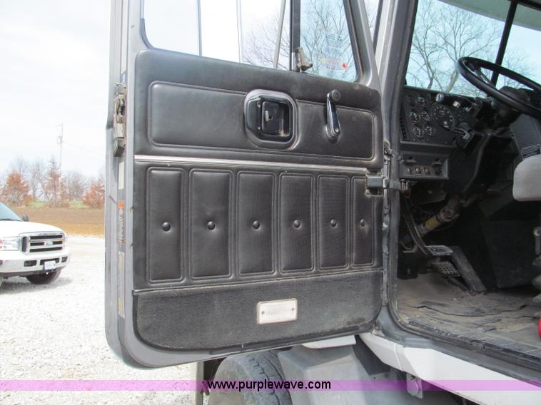 image for item E5979 1997 Mack CH613 semi truck