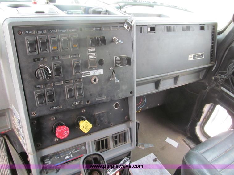 image for item E5979 1997 Mack CH613 semi truck