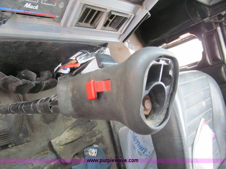 image for item E5979 1997 Mack CH613 semi truck
