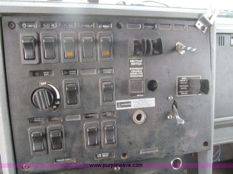 image for item E5979 1997 Mack CH613 semi truck