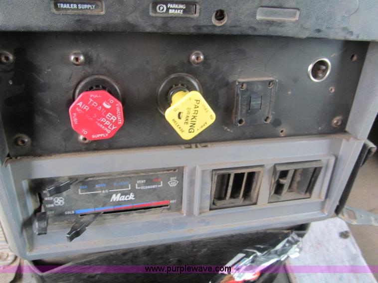 image for item E5979 1997 Mack CH613 semi truck