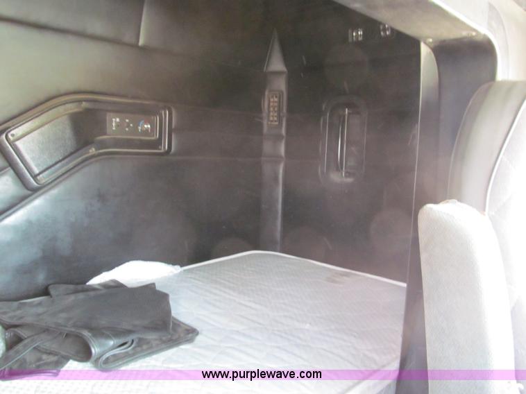 image for item E5979 1997 Mack CH613 semi truck