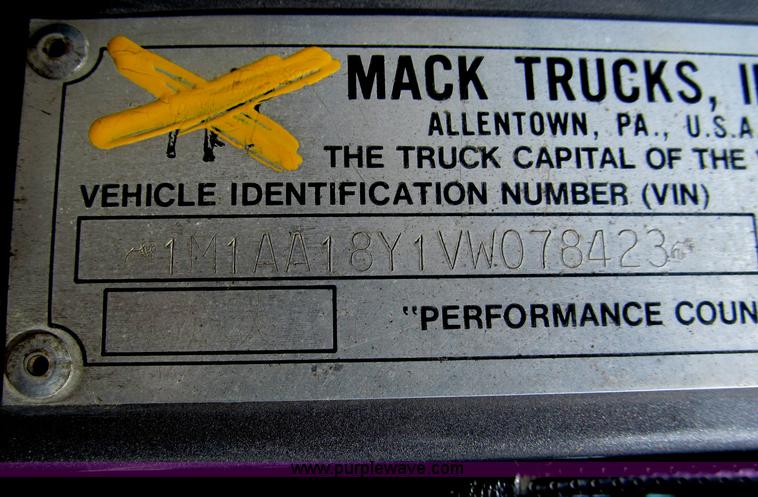 image for item E5979 1997 Mack CH613 semi truck