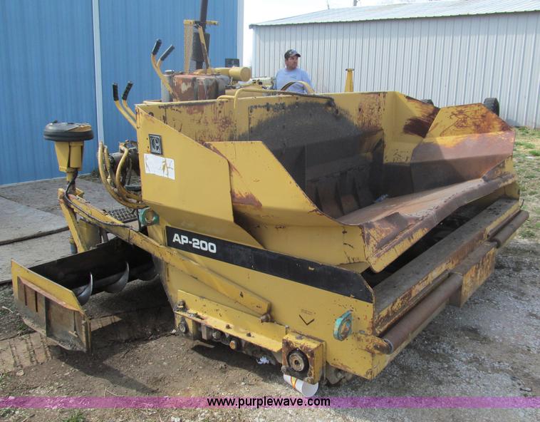 image for item E5980 2004 Caterpillar AP200 track paver