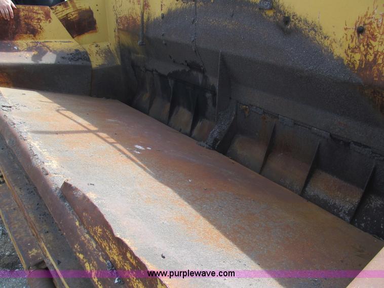 image for item E5980 2004 Caterpillar AP200 track paver