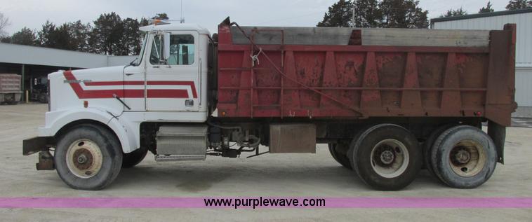 image for item E7134 1989 Western Star 4864F dump truck