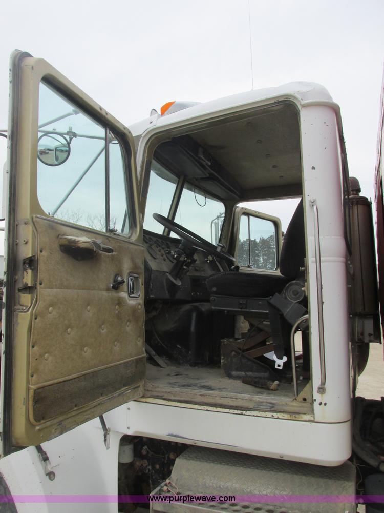 image for item E7134 1989 Western Star 4864F dump truck