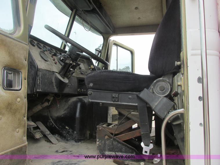 image for item E7134 1989 Western Star 4864F dump truck