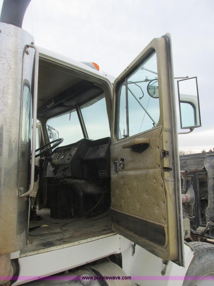 image for item E7134 1989 Western Star 4864F dump truck