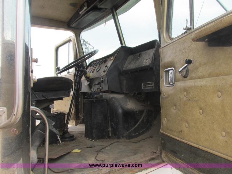 image for item E7134 1989 Western Star 4864F dump truck
