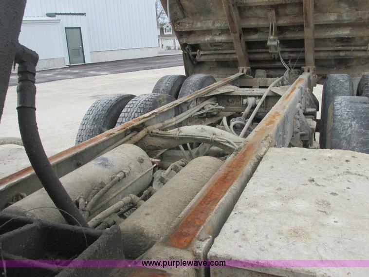 image for item E7134 1989 Western Star 4864F dump truck