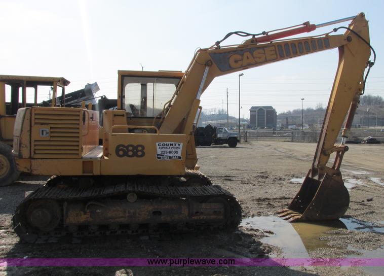 image for item E7157 1990 Case 688 excavator