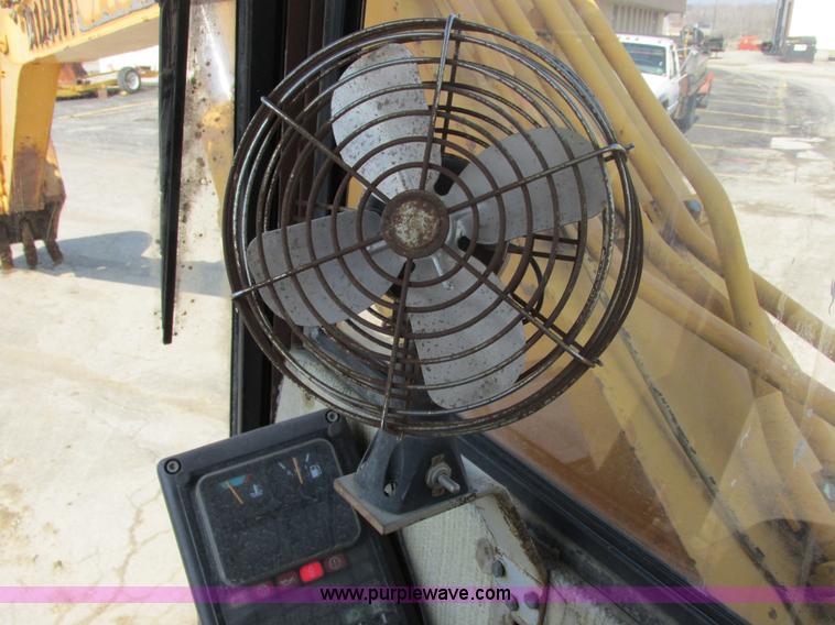 image for item E7157 1990 Case 688 excavator