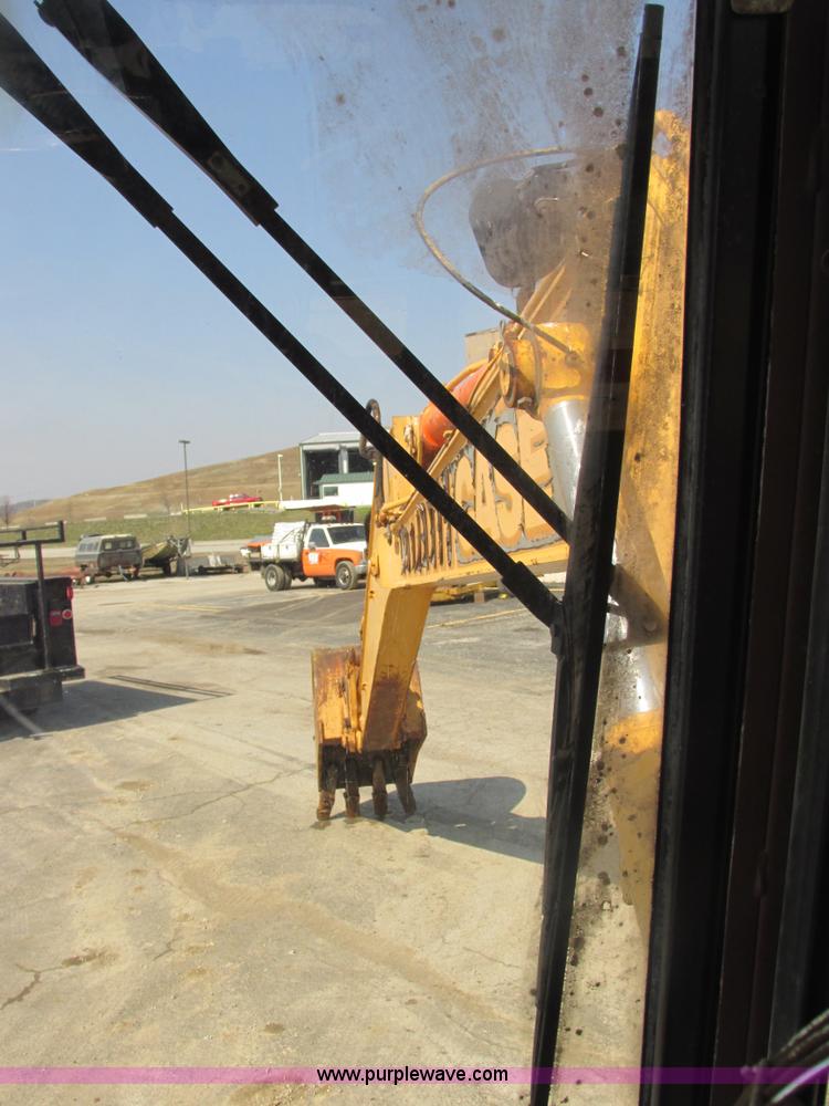 image for item E7157 1990 Case 688 excavator