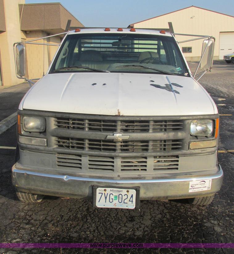 image for item E7158 1995 Chevrolet 3500 HD flatbed pickup truck