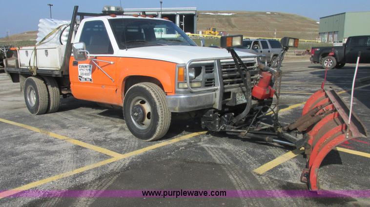 image for item E7165 1995 Chevrolet 3500 flatbed pickup truck