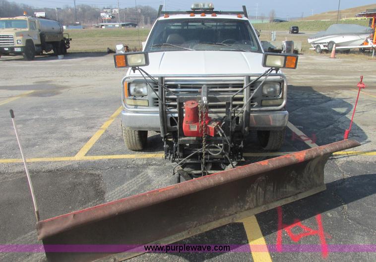 image for item E7165 1995 Chevrolet 3500 flatbed pickup truck