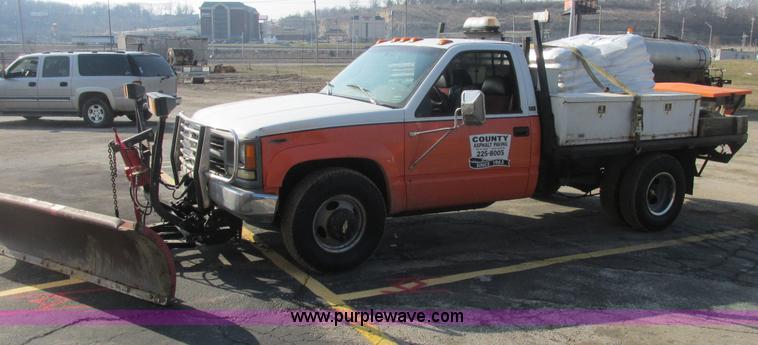 image for item E7165 1995 Chevrolet 3500 flatbed pickup truck