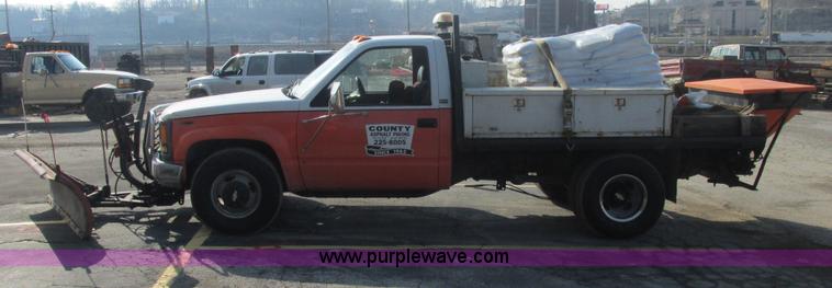 image for item E7165 1995 Chevrolet 3500 flatbed pickup truck
