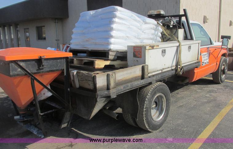 image for item E7165 1995 Chevrolet 3500 flatbed pickup truck