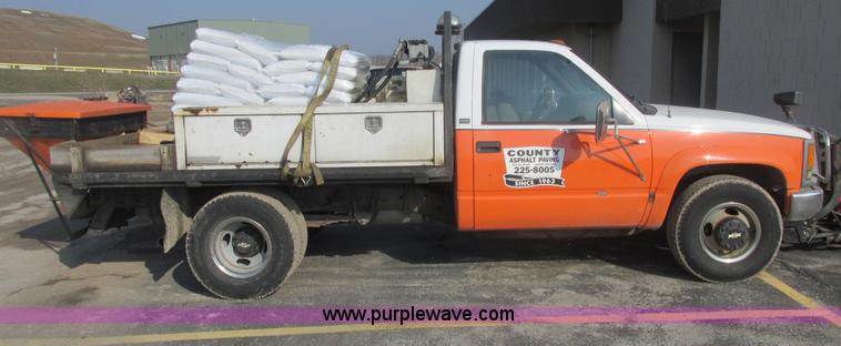 image for item E7165 1995 Chevrolet 3500 flatbed pickup truck