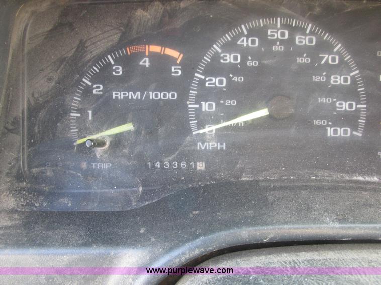 image for item E7165 1995 Chevrolet 3500 flatbed pickup truck