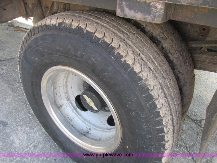 image for item E7165 1995 Chevrolet 3500 flatbed pickup truck