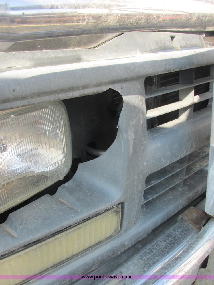 image for item E7165 1995 Chevrolet 3500 flatbed pickup truck