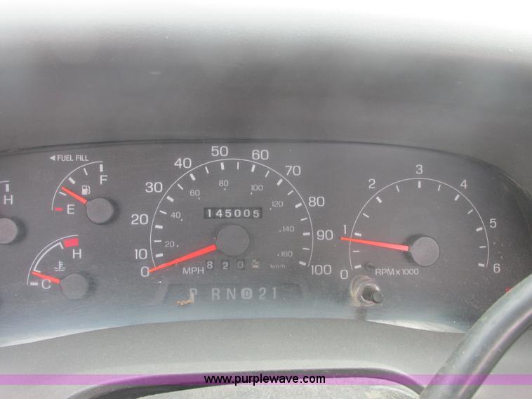 image for item E7169 2000 Ford F250 Super Duty XL pickup truck