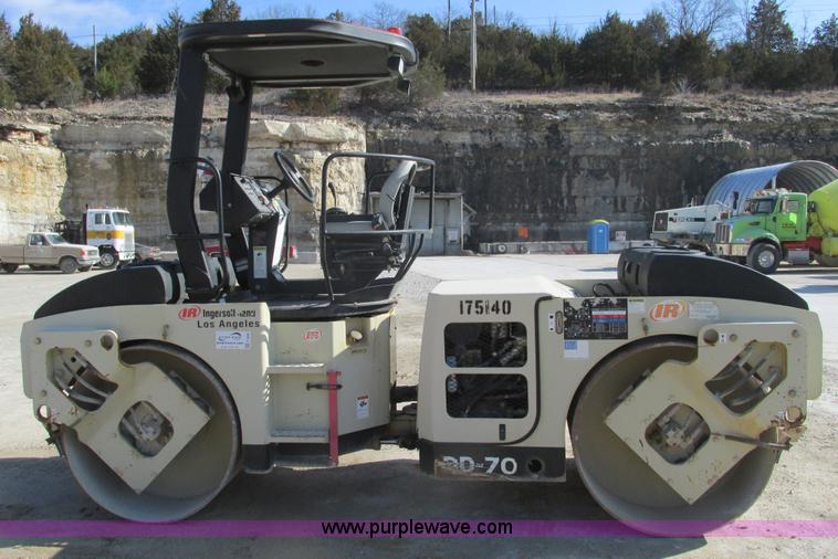 image for item F4439 Ingersoll Rand DD70 vibratory asphalt roller
